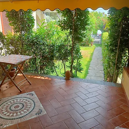 Versilia - Con Giardino Дом отдыха Марина-ди-Пьетрасанта
